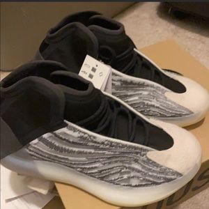 Yeezy QNTM size 8